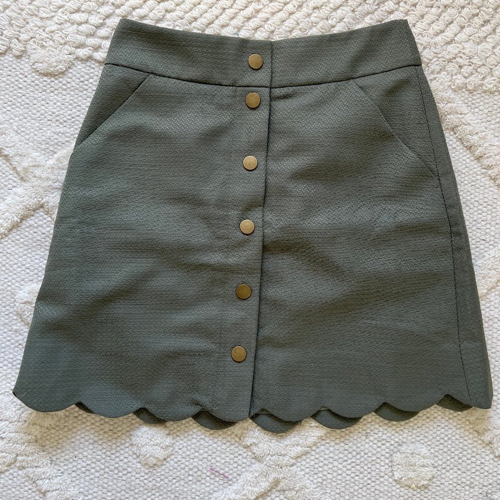 Size 2 Jcrew deep green mini skirt with snap front & scalloped trim